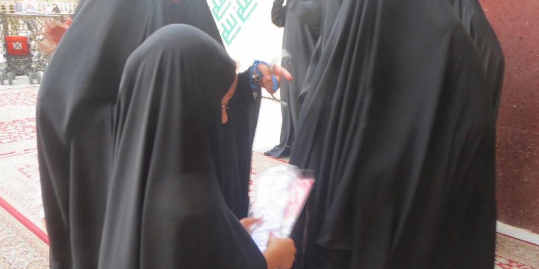 القسم النسوي في العتبة العلوية المقدسة يبادر بتوزيع هدايا عينية للزائرات الصغيرات