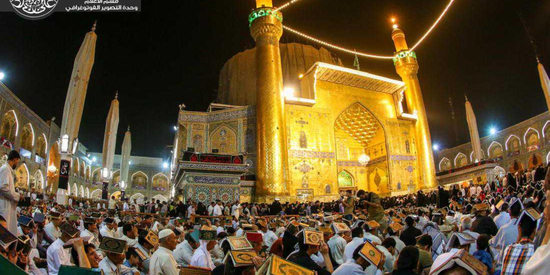 توزيع آلاف النسخ القرآنية خلال إحياء ليالي القدر المباركة في الصحن الحيدري الشريف